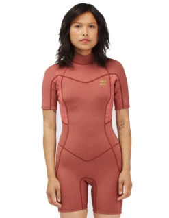 BILLABONG SYNERGY 2/2 SHORT SLEEVE BACK ZIP RED CLAY